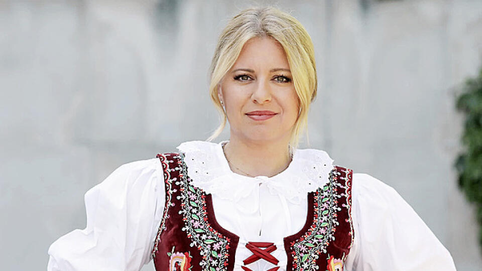 “Ručne ušiť kroj, to sú hodiny a hodiny roboty, pekne steh za stehom...