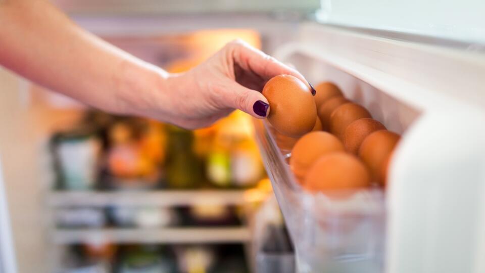 Pick eggs from the refrigerator