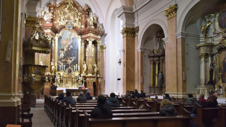 Úrad verejného zdravotníctva (ÚVZ) SR odporúča požiadať o individuálnu duchovnú a pastoračnú službu v rámci novej výnimky zo zákazu vychádzania iba vo výnimočných prípadoch.