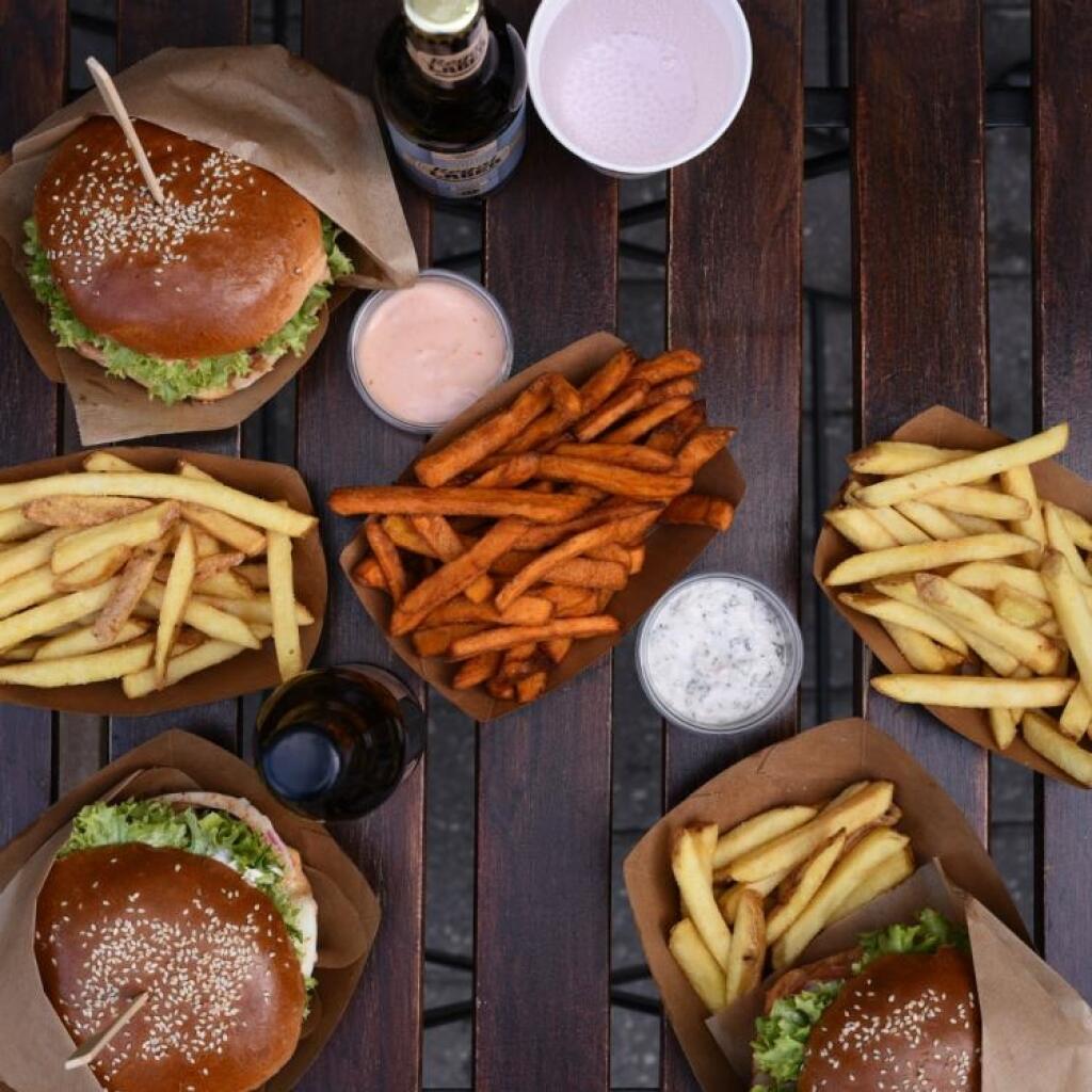 Šéf Regal Burger: Študentov vieme vyškoliť rýchlejšie, než preučiť starého kuchára