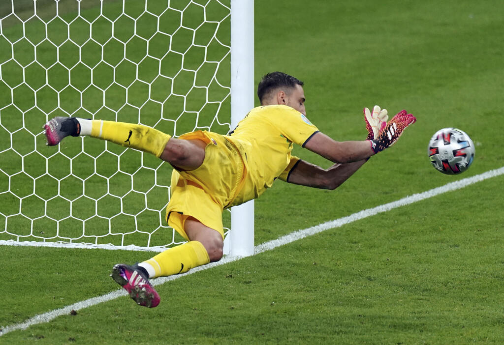 WA 57 Londýn - Brankár talianskej futbalovej reprezentácie Gianluigi Donnarumma chytá penaltu v jedenástkovom rozstrele vo finálovom zápase Anglicko - Taliansko na EURO 2020 vo futbale v londýnskom Wembley 11. júla 2021. Talianski futbalisti sa druhýkrát v histórii stali majstrami Európy. V nedeľňajšom finále EURO 2020 triumfovali v londýnskom Wembley nad Angličanmi 3:2 v jedenástkovom rozstrele po tom, ako sa duel v riadnom hracom čase i predĺžení skončil nerozhodne 1:1. FOTO TASR/AP
Italy goa