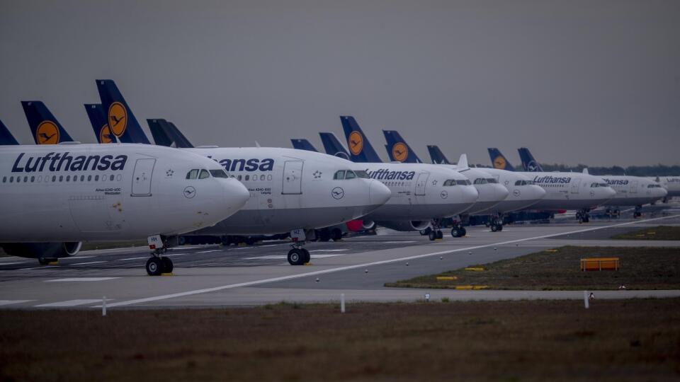 EBE 15 Frankfurt nad Mohanom - Lietadlá nemeckej leteckej spoločnosti Lufthansa parkujú na letisku vo Frankfurte nad Mohanom v Nemecku v pondelok 4. mája 2020. Lufthansa rokuje s nemeckou vládou o finančnej pomoci kvôli stratám spôsobeným pandémiou koronavírusu. FOTO TASR/AP
Aircrafts of German Lufthansa airline are parked on a runway at the airport in Frankfurt, Germany, Monday, May 4, 2020. Lufthansa is in negotiations with the German government about financial aid. (AP Photo/Michael Probst)