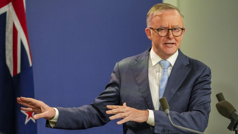 KK40 Sydney - Austrálsky premiér Anthony Albanese hovorí počas tlačovej konferencie 20. júna 2022 v Sydney. Manželka uväzneného zakladateľa spoločnosti WikiLeaks Juliana Assangea sa domnieva, že odkedy bol v Austrálii zvolený nový premiér Anthony Albanese, mohol by sa prípad posunúť pozitívnym smerom. Oznámila to v pondelok počas rozhovoru pre austrálske rádio Australian Broadcasting Corporation (ABC), píšu agentúry PA a DPA. FOTO TASR/AP
Australian Prime Minister Anthony Albanese gestures durin