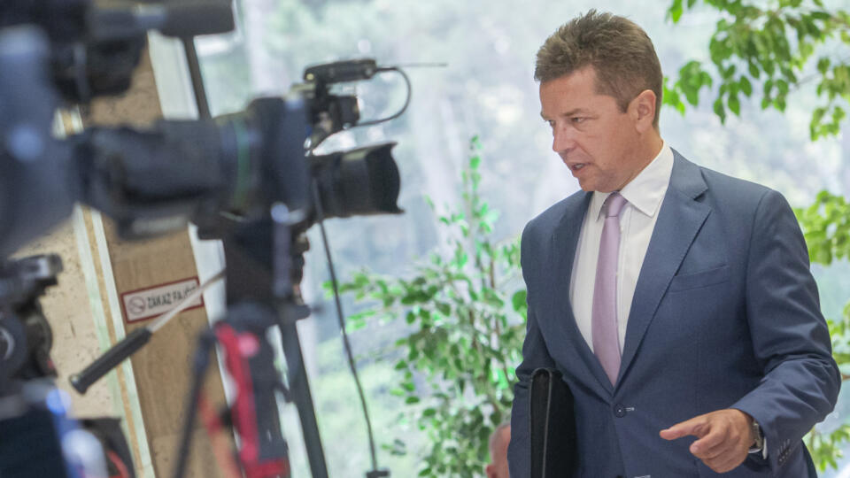 Na snímke minister dopravy a výstavby SR Andrej Doležal (nominant Sme rodina) prichádza na 77. rokovanie vlády SR 27. apríla 2022 v Bratislave. FOTO TASR - Martin Baumann