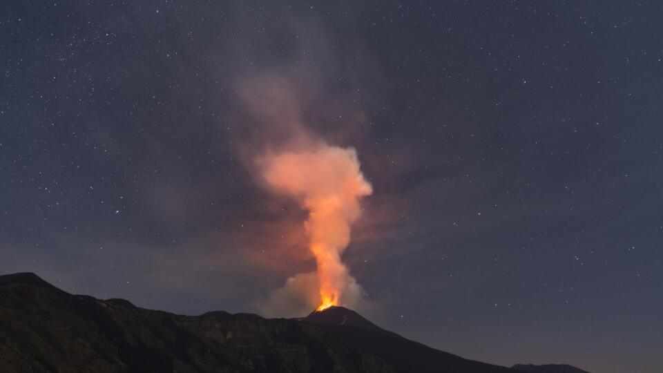 Najväčšia aktívna sopka v Európe Etna sa opäť prebúdza k životu. Na snímke erupcie z 11. augusta 2020.