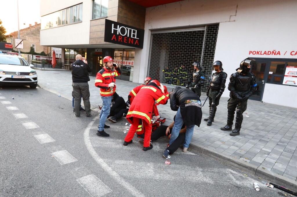 Šokujúce zábery z derby medzi Spartakom Trnava a Slovanom Bratislava. Fanúšikovia sa vtrhli na hraciu plochu a bili sa hlava nehlava.