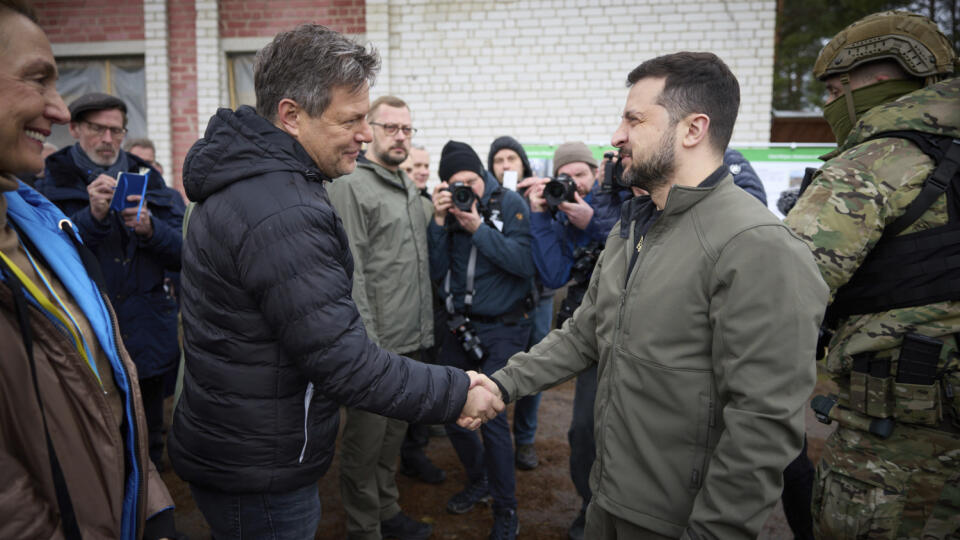 Ukrajinský prezident Volodymyr Zelenskyj (vpravo) sa zdraví s nemeckým ministrom hospodárstva Robertom Habeckom v ukrajinskej dedine Jahidne 3. apríla 2023.