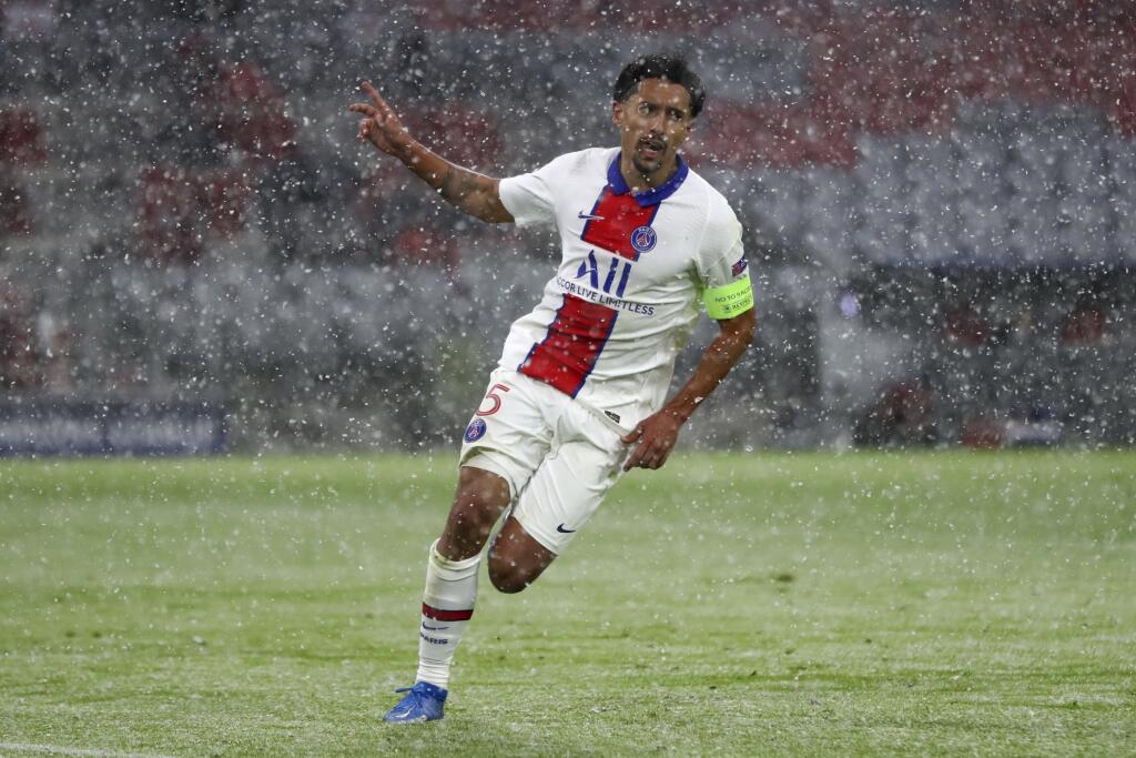 KK46 Mníchov - Futbalista Marquinhos z Paríža Saint Germain sa teší z gólu v prvom zápase štvrťfinále Ligy majstrov Bayern Mníchov - Paríž St. Germain 7. apríla 2021 v Mníchove. FOTO TASR/AP
PSG's Marquinhos celebrates after scoring his side's second goal during the Champions League quarterfinal soccer match between Bayern Munich and Paris Saint Germain in Munich, Germany, Wednesday, April 7, 2021. (AP Photo/Matthias Schrader)