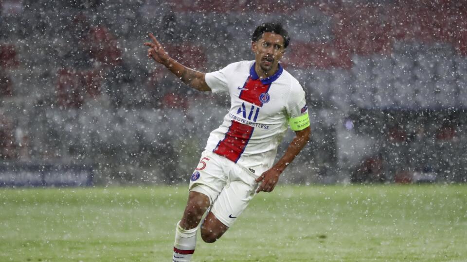 KK46 Mníchov - Futbalista Marquinhos z Paríža Saint Germain sa teší z gólu v prvom zápase štvrťfinále Ligy majstrov Bayern Mníchov - Paríž St. Germain 7. apríla 2021 v Mníchove. FOTO TASR/AP
PSG's Marquinhos celebrates after scoring his side's second goal during the Champions League quarterfinal soccer match between Bayern Munich and Paris Saint Germain in Munich, Germany, Wednesday, April 7, 2021. (AP Photo/Matthias Schrader)