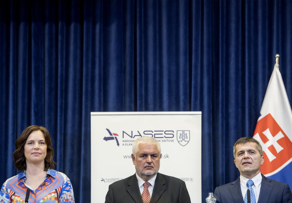 Na snímke zľava podpredsedníčka vlády a ministerka investícií, regionálneho rozvoja a informatizácie (MIRRI) SR Veronika Remišová (Za ľudí), nový generálny riaditeľ Národnej agentúry pre sieťové a elektronické služby (NASES) Pavol Karel a štátny tajomník MIRRI SR Marek Antal počas brífingu v Bratislave 18. augusta 2020.
