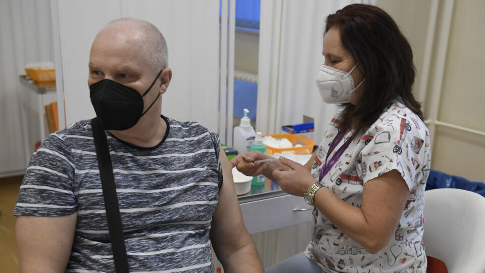 Na snímke očkovanie proti ochoreniu COVID-19 vo vakcinačnom centre UNLP v Košiciach 31. decembra 2021. FOTO TASR – František Iván
