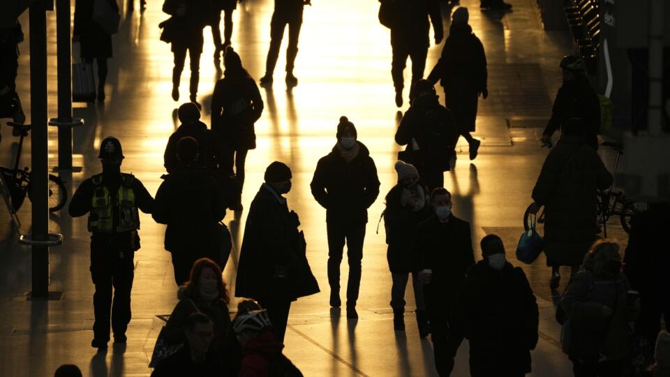 KK27 Londýn - Ľudia kráčajú na železničnej stanici Waterloo počas rannej špičky v Londýne 29. novembra 2021. Británia je jednou z európskych krajín, ktoré už na svojom území potvrdili výskyt variantu omikron identifikovaného najskôr v Juhoafrickej republike. V Spojenom kráľovstve, ktoré v tejto súvislosti sprísnilo podmienky vstupu do krajiny, potvrdili v nedeľu už tretí prípad nákazy omikronom. FOTO TASR/AP
People pass through Waterloo train station, in London, during the morning rush hour, Mon