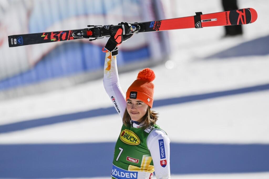Petra Vlhová v Soldene zdvihla nad hlavu lyže po treťom mieste.