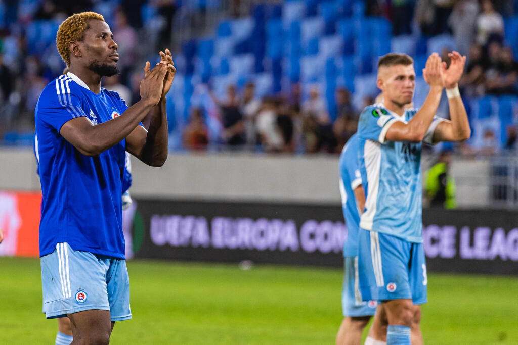 Na snímke hrráči ŠK Slovan ďakujú fanúšikom za podporu po skončeni zápasu F skupiny Európskej konferenčnej ligy medzi ŠK Slovan Bratislava a FC Kodaň.