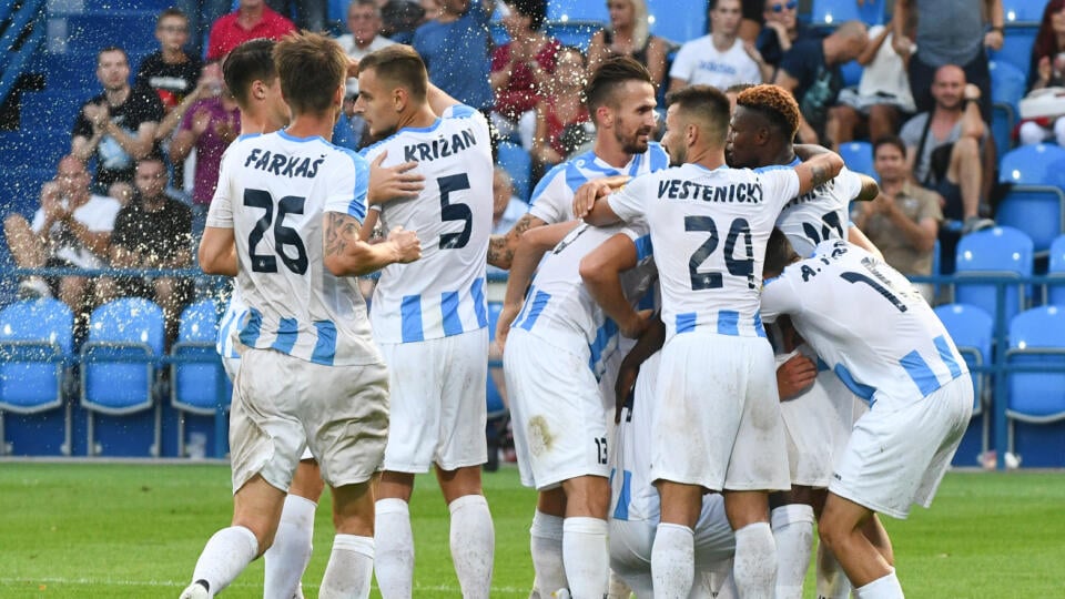 Futbalisti FC Nitra idú do novej sezóny Fortuna ligy výraznými zmenami. Po neúspešnej jarnej časti uplynulého ročníka, ktorá sa pre vedenie i trénerov Nitry neskončila podľa predstáv, nastala v klube počas leta výrazná obmena kádra aj realizačného tímu.