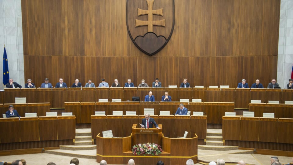 Na snímke uprostred poslanec NR SR Marek Šefčík (OĽaNO) počas rokovania 78. schôdze NR SR 20. decembra 2022 v Bratislave. FOTO TASR - Jakub Kotian