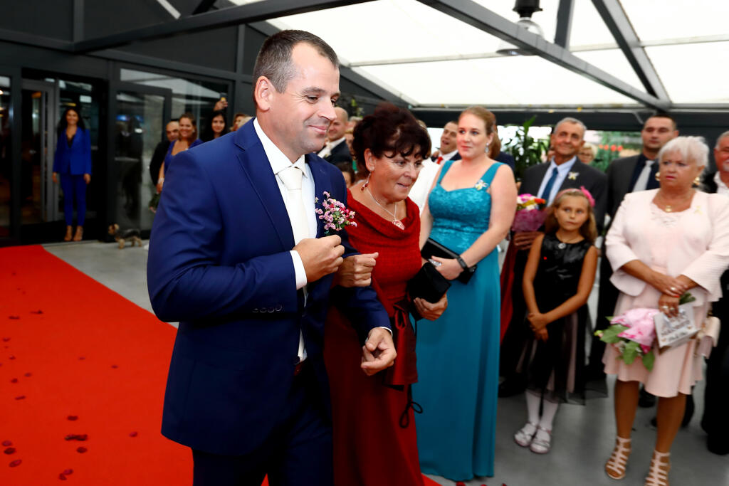 Trojnásobný zlatý medailista z olympijských hier Pavol Hochschorner (40) a jeho dlhoročná priateľka Majka si v septembri 2019 povedali svoje áno. Svadba mala symbolický dátum, keďže sa konala v deň ženíchových narodenín.