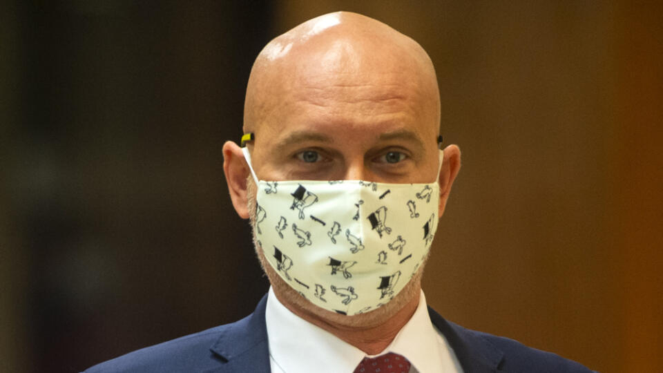 Na snímke minister školstva, vedy, výskumu a športu SR Branislav Gröhling (SaS) počas príchodu na rokovanie 47. schôdze vlády SR 28. októbra 2020 v Bratislave. FOTO TASR – Jakub Kotian