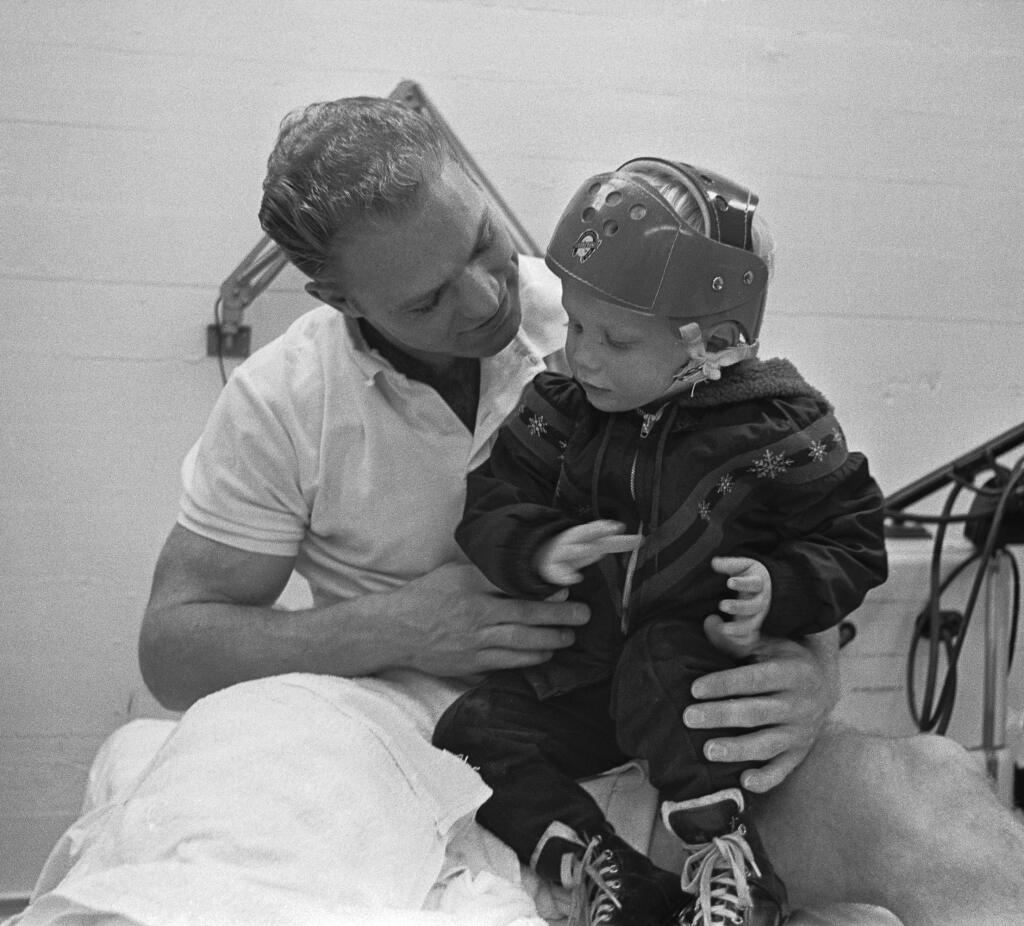 Bobby Hull mal z dvoch manželstiev piatich potomkov.