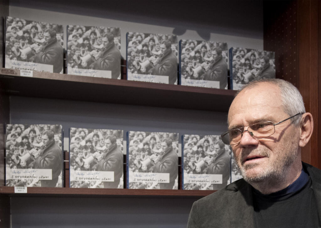 Na snímke osobnosť Novembra 89, herec a bývalý politik Milan Kňažko počas krstu svojej knihy