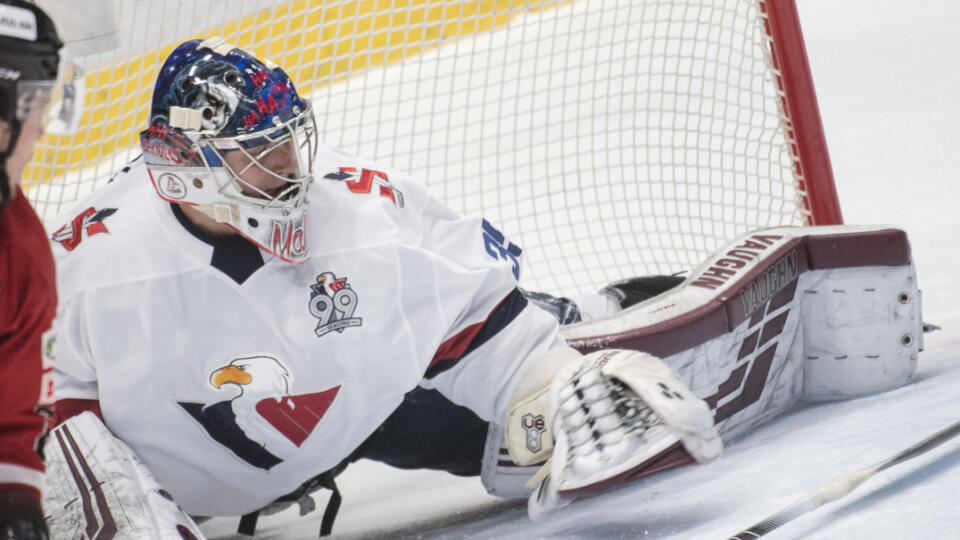 Na snímke vpravo Andrej Makarov (Slovan) a vľavo Patrik Lamper (Bystrica) počas zápasu hokejovej Tipos extraligy medzi HC Slovan Bratislava - HC 05 Banská Bystrica 10. novembra 2020 v Bratislave. FOTO TASR - Martin Baumann