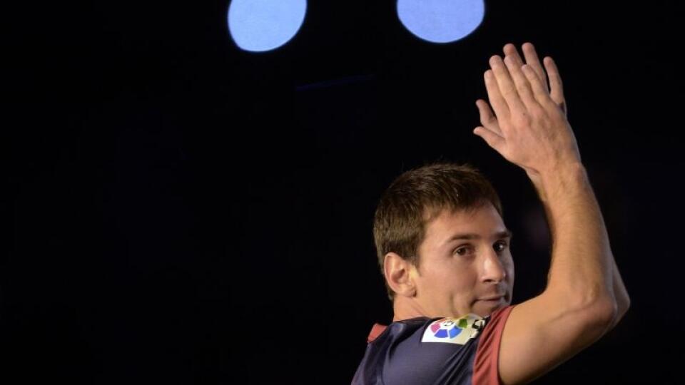 Barcelona's Lionel Messi, from Argentina, waves to the crowd prior to the the Joan Gamper trophy match against U.C. Sampdoria at the Camp Nou in Barcelona, Spain, Monday, Aug. 20, 2012. (AP Photo/Manu Fernandez)