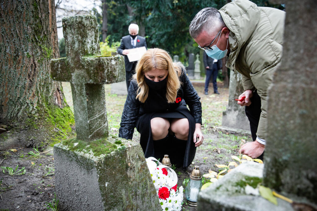 Prezidentka Slovenskej republiky Zuzana Čaputová položila veniec a zapálila sviečku na hrobe svojho pradeda na Ondrejskom cintoríne v Bratislave. Sprevádzal ju otec a brat.