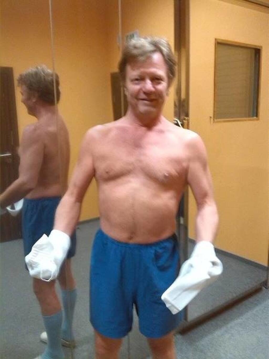 Herec Maroš Kramár zhodil tričko a predviedol svoju hruď. Na bruchu by sa dalo ešte popracovať.