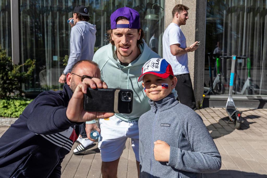 Na snímke je kanadský reprezentant v hokeji Thomas Chabot ako sa fotí s fanúšikmi na 85. hokejových MS 2020 v Helsinkách.