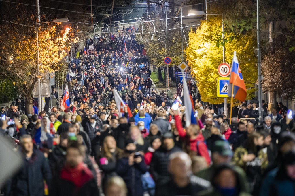 Na snímke demonštranti smerujú k parlamentu  počas protivládneho protestu v Bratislave v utorok 17. novembra 2020. FOTO TASR - Jaroslav Novák 