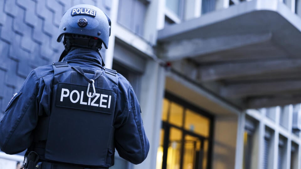 WA 83 Solingen - Príslušník špeciálnej zásahovej jednotky (SEK) počas policajnej operácie v ubytovacom zariadení pre utečencov v meste Solingen v spolkovej krajine Severné Porýnie-Vestfálsko na západe Nemecka v sobotu 24. augusta 2024. Zásah súvisí s útokom nožom, ku ktorému došlo v piatok večer na námestí Fronhof počas osláv 650. výročia založenia mesta. O život prišli dvaja muži a jedna žena. Osem osôb utrpelo zranenia. FOTO TASR/AP
A special police task force (SEK) carries out an operation