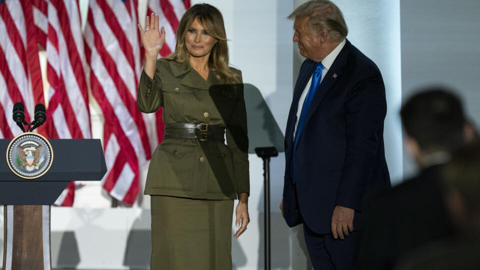 WA 7 Washington - Prezident Spojených štátov Donald Trump stojí pri prvej dáme USA Melanii Trumpovej.