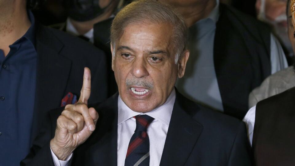JB 18 Islamabad - Pakistanský opozičný líder Šehbáz Šaríf hovorí počas tlačovej konferencie po rozhodnutí Najvyššieho súdu v Islamabade 7. apríla 2022. Pakistanský parlament v pondelok 11. apríla zvolil Šehbáza Šarífa za nového premiéra krajiny po tom, ako jeho predchodca Imrán Chám v nedeľu neuspel v hlasovaní o dôvere. TASR správu prevzala z agentúry AP. Šéf Pakistanskej moslimskej ligy-Naváz (PML-N) Šaríf získal podporu 174 poslancov v 342-člennej dolnej komore parlamentu. To je o dvoch viac,