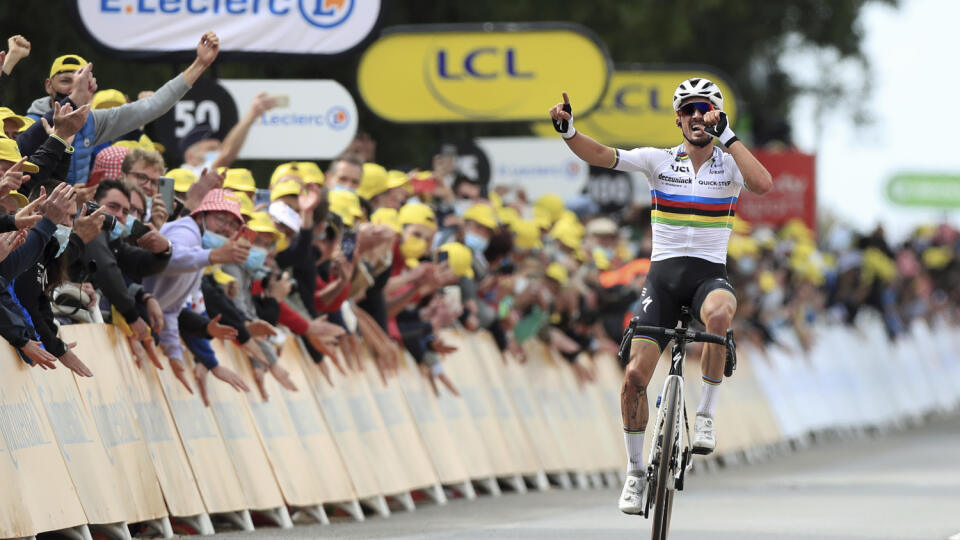 KK51 Landerneau - Na snímke francúzsky cyklista Julian Alaphilippe sa teší v cieli v prvej etape cyklistických pretekov Tour de France z Brestu do Landerneau (197,8 kilometrov) 26. júna 2021. FOTO TASR/AP
France's Julien Alaphilippe celebrates as he crosses the finish line of the first stage of the Tour de France cycling race over 197.8 kilometers (122.9 miles) with start in Brest and finish in Landerneau, France, Saturday, June 26, 2021. (Christophe Petit Tesson, Pool photo via AP)