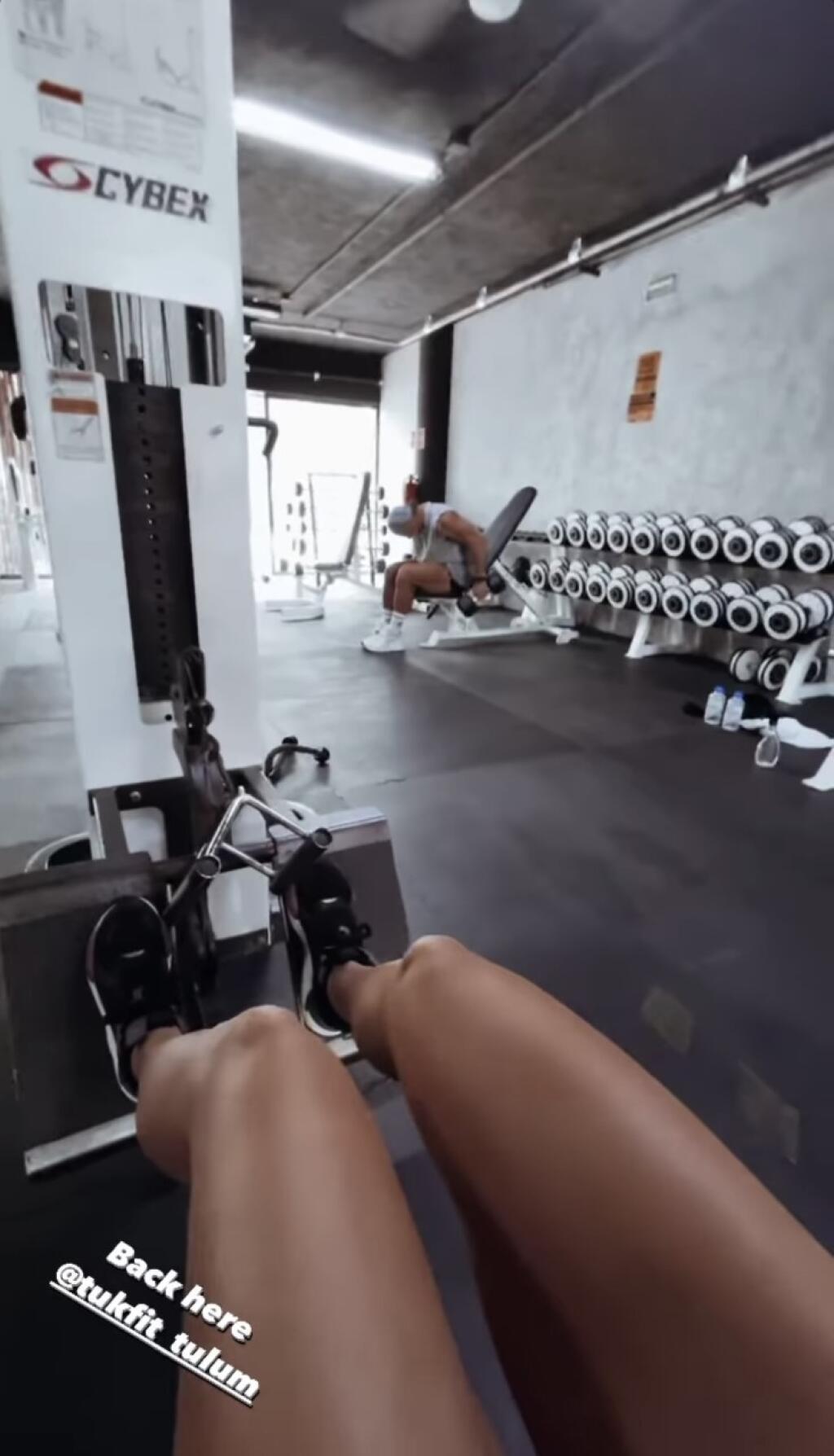 Lucia nezaháľa a v posilňovni trvdo maká aj po odlete zo Slovenska.