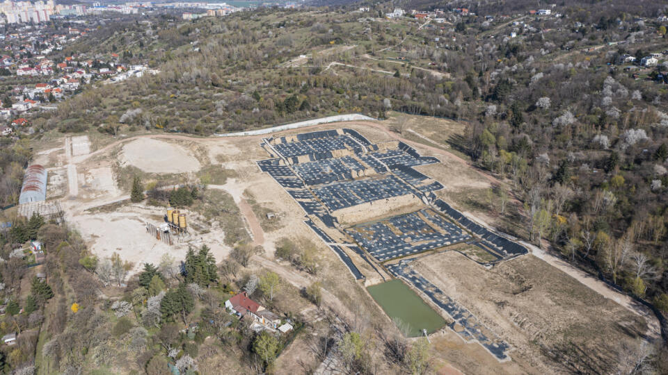 Na snímke z dronu plocha po zbúranej stavbe nemocnice Rázsochy. Bratislava, 24. apríla 2022. FOTO TASR - Michal Svítok