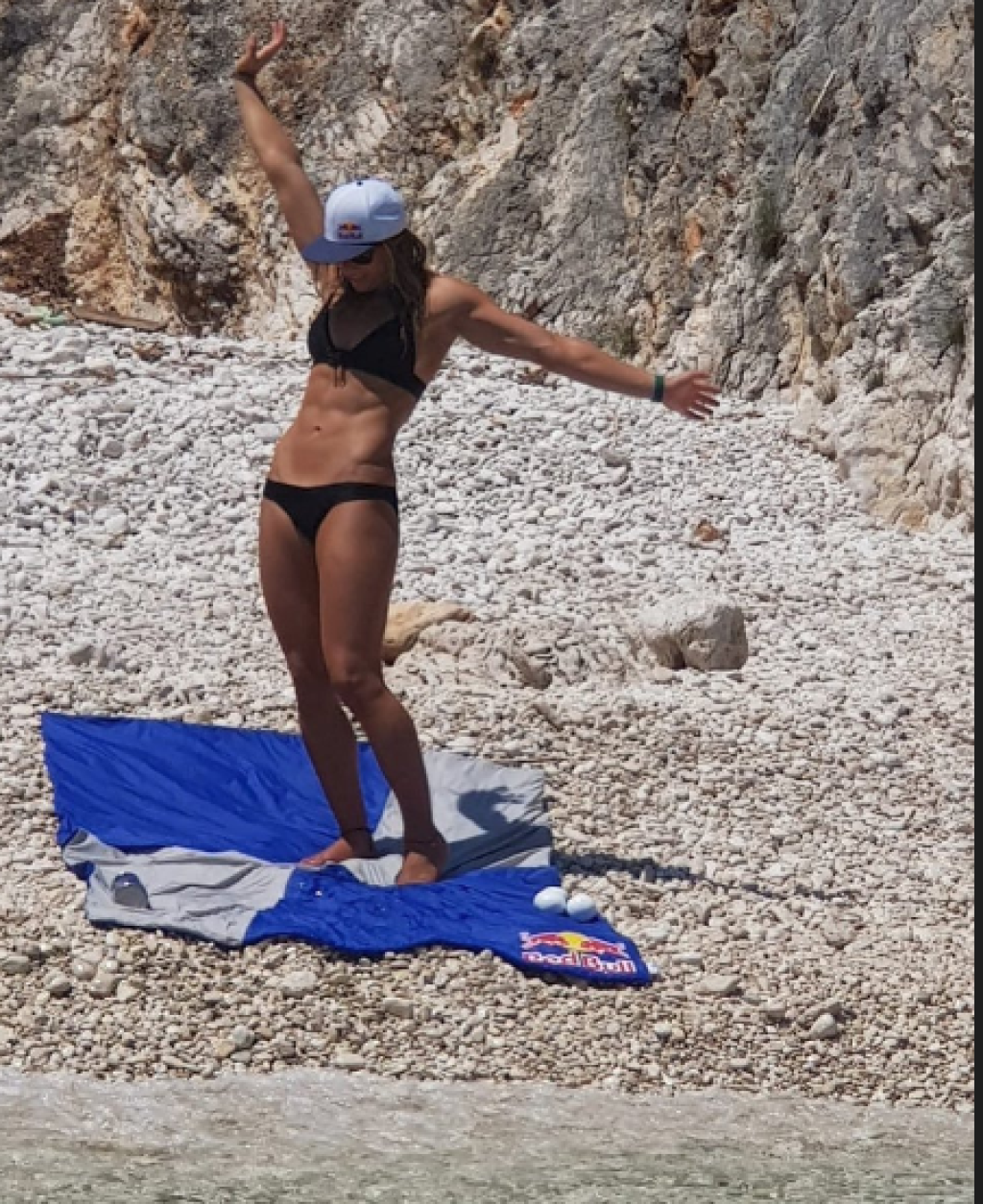 Ester Ledecká si užíva more na letnej dovolenke.