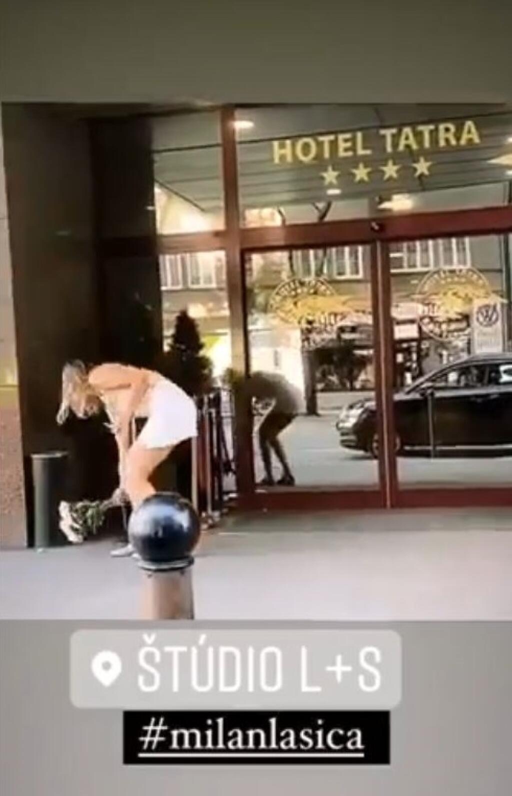 Poslankyňa z klubu OĽaNO na seba upozornila aj po smrti hereckej legendy Milana Lasicu. Tomu chcela vzdať úctu, kvety však položila ku smetnému košu a opäť bola stredobodom pozornosti.