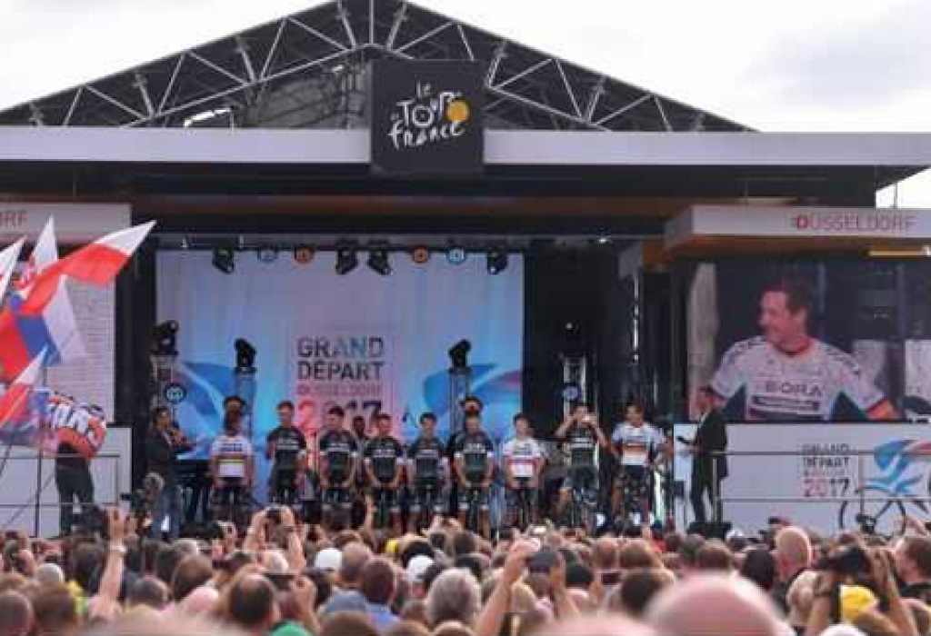 Peter Sagan na pódiu so svojím tímom Bora-Hansgrohe.