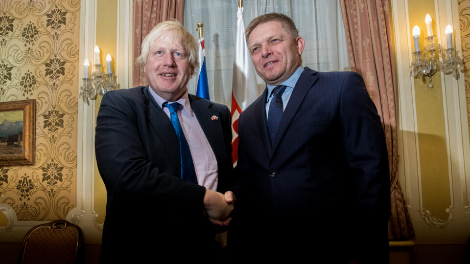 Na archívnej snímke britský minister zahraničných vecí Boris Johnson počas prijatia u vtedajšieho premiéra Roberta Fica.