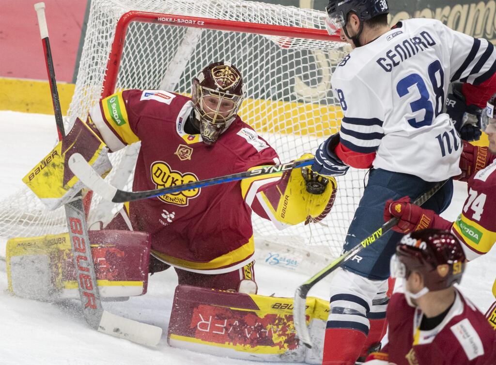 Na snímke vpravo Liam Pecararo (Slovan) a vľavo brankár Connor Lacouvee (Trenčín) počas zápasu 20. kola hokejovej Tipos extraligy medzi HC Slovan Bratislava - HK Dukla Trenčín v Bratislave v piatok 25. novembra 2022.