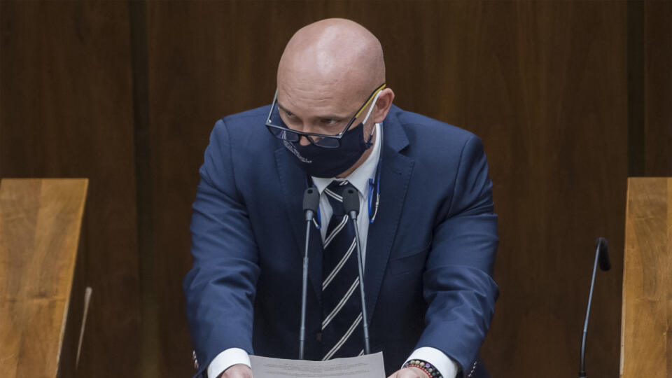 Na snímke minster školstva, vedy, výskumu a športu SR Branislav Gröhling (SaS) počas rokovania 8. schôdze Národnej rady SR 3. júna 2020 v Bratislave. FOTO TASR - Martin Baumann