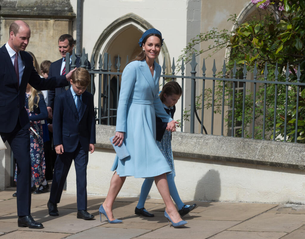 Na veľkonočnú bohoslužbu v Kaplnke sv. Juraja prišli členovia middletonovskej famílie ako cez kopirák. Zatiaľ čo malá Charlotte (6) ohurovala v bledomodrých šatách, podobne ako jej mama Kate (40), šuhaj George (8) nasadil po vzore otca princa Williama (39) štýlový oblek.