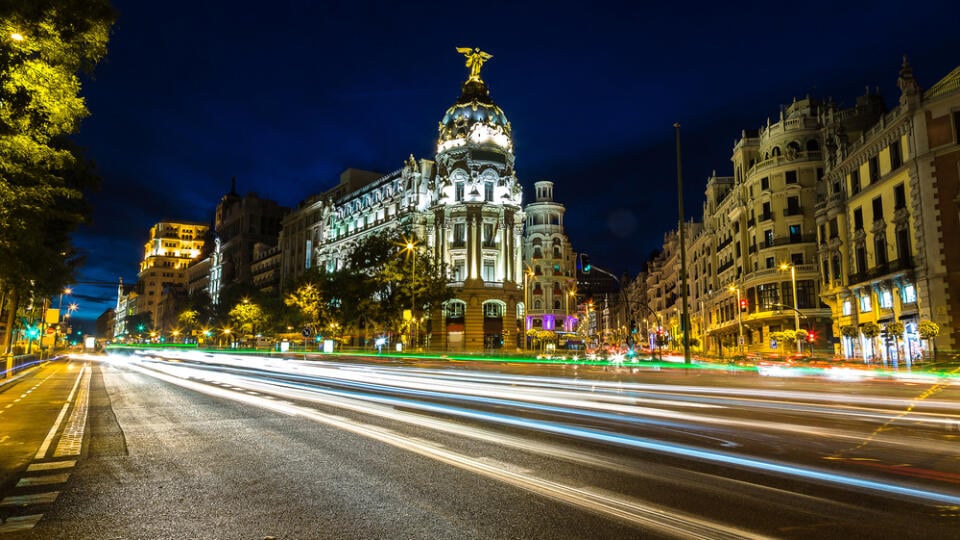 Nočný Madrid už nebude vyzerať tak, ako vyzeral. Svetlá výkladov, pamiatok či práve nepoužívaných kancelárií budú musieť byť po 22.00 h vypnuté.