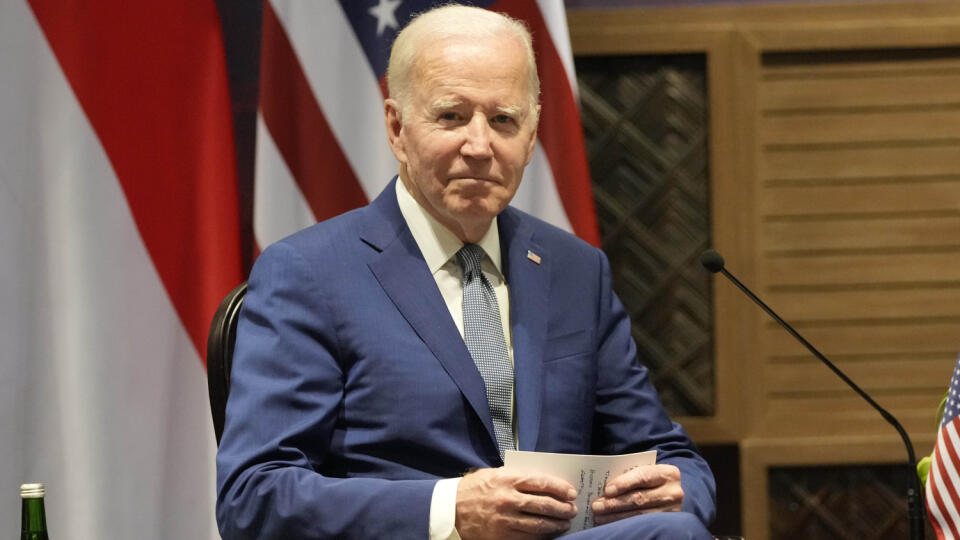 Americký prezident Joe Biden počas bilaterálneho stretnutia s indonézskym prezidentom Jokom Widodom pred začiatkom summitu G20 na indonézskom ostrove Bali v pondelok 14. novembra 2022. FOTO TASR/AP