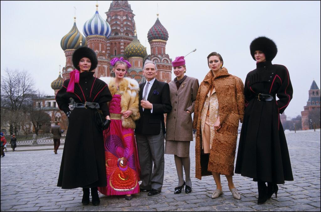 Pierre Cardin ako prvý návrhár mal v roku 1991 svoju módnu prehliadku na Červenom námestí v Moskve, ktorá prilákala 200 000 ľudí.