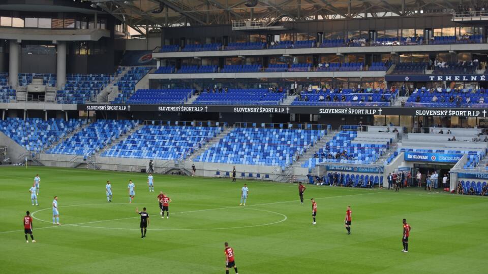 Prázdne tribúny štadióna Tehelné pole počas zápasu 6. kola Fortuna ligy medzi ŠK Slovan Bratislava a FC Spartak Trnava v Bratislave v sobotu 12. septembra 2020.