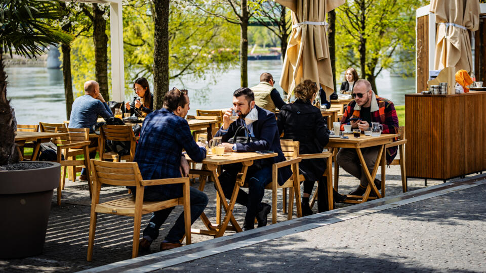 Na Slovensku sa uvoľnili ďalšie protipandemické opatrenia. Od pondelka 26. apríla sa otvorili pod podmienkou dodržiavania prísnych hygienických opatrení terasy reštauráci. Na ilustračnej snímke zákazníci sedia na terase prevádzky na nábreží Dunaja.