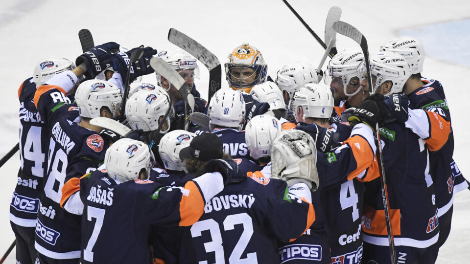 Na snímke radosť hráčov Michaloviec po výhre v samostatných nájazdoch v 23. kole hokejovej Tipos extraligy HC Košice - HK Dukla INGEMA Michalovce 4. decembra 2022 v Košiciach. FOTO TASR - František Iván