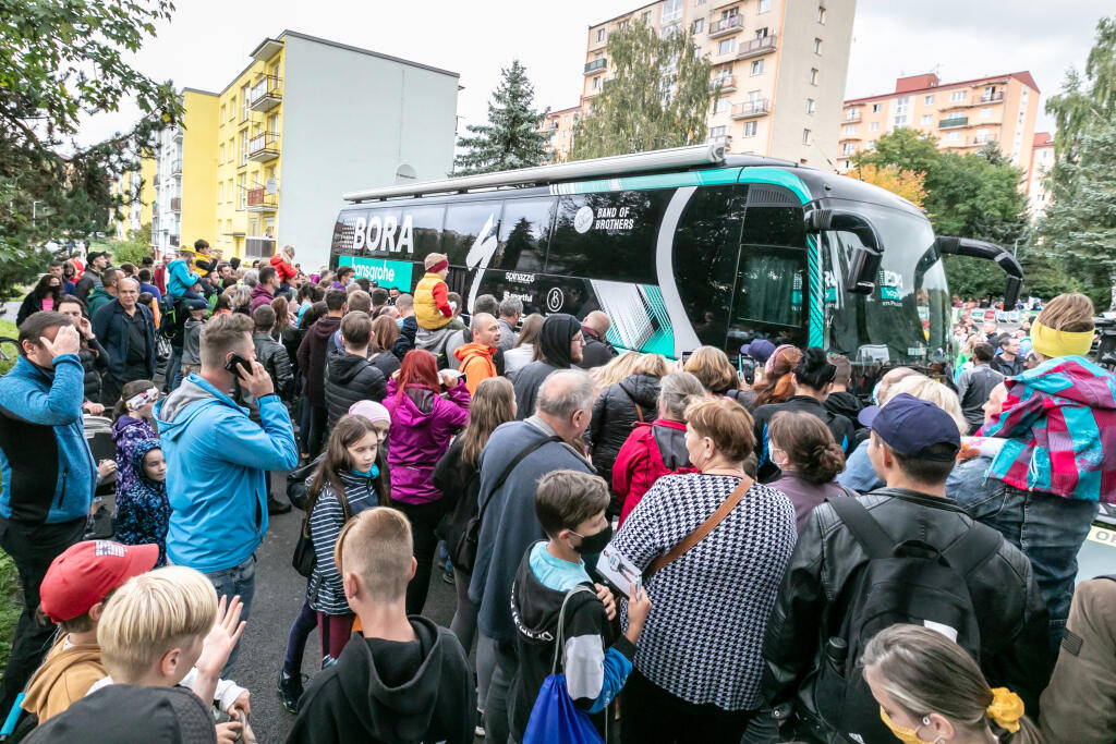 Na snímke je autobus Bora Hans grohe a fanúšikovia počas druhej etapy cyklistických pretekov Okolo Slovenska s cieľom v Dolnom Kubíne.